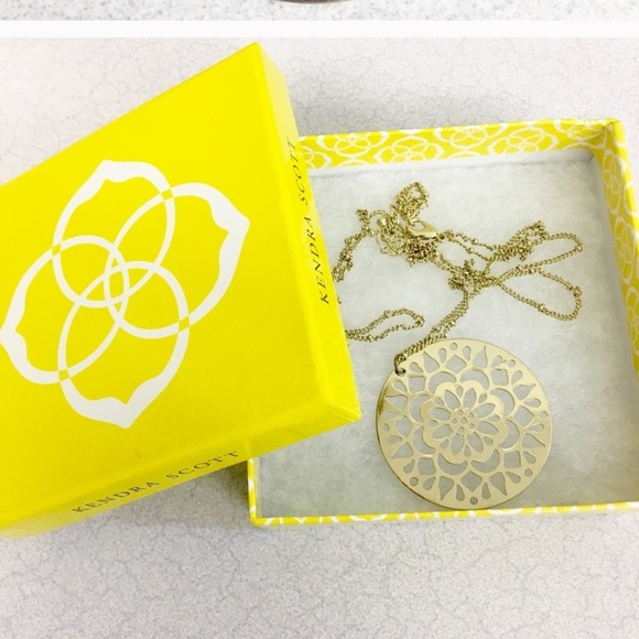 Jewelry - Gorgeous gold plated floral medallion pendant
